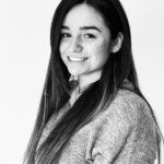 Photo portrait femme souriante en noir et blanc