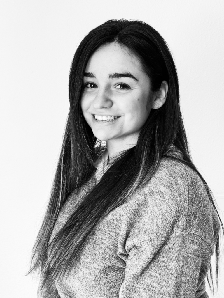 Photo portrait femme souriante en noir et blanc 